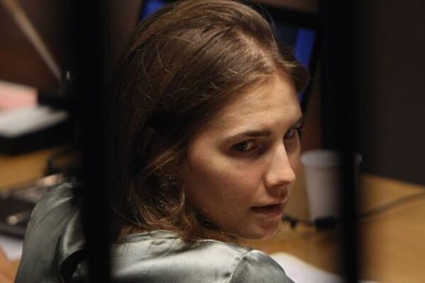Amanda Knox: Il Ritorno nel Dibattito Medico e Legale