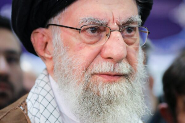 L’Influenza di Ayatollah Khamenei sulla Politica Iraniana