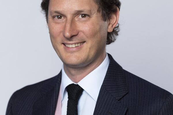 John Elkann: Visione e Leadership nella Svalutazione Autmobilistica