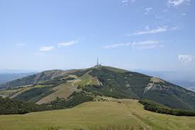 Monte Nerone: Una Perla Nascosta dell’Appennino Marchigiano