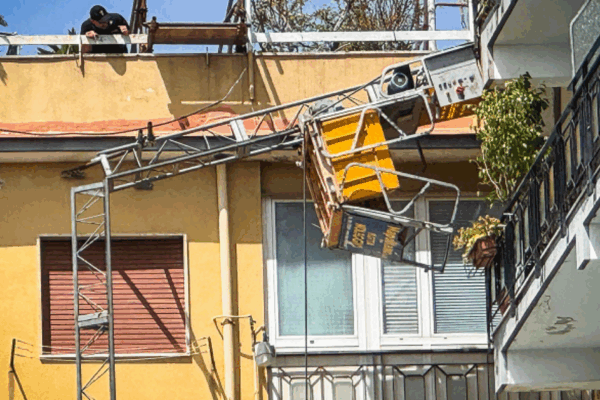 Tragedia a Napoli: Operai Morti Oggi in Incidenti sul Lavoro