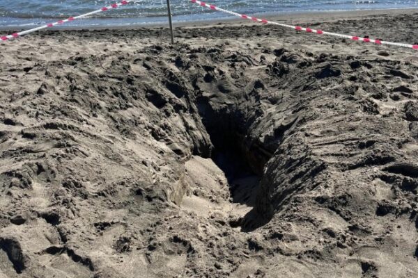 Tragedia in spiaggia: ragazzo morto sotto la sabbia