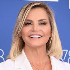 Simona Ventura: La sua carriera e il suo impatto sulla TV italiana