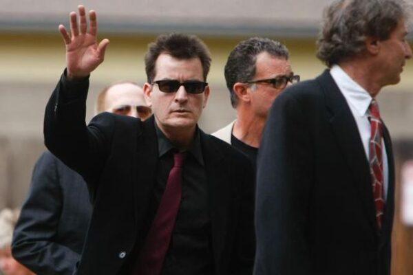 Charlie Sheen: Un’icona di Hollywood tra successi e sfide