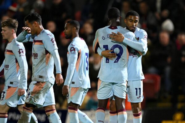 Grimsby Town Affronta Brentford: Sintesi e Analisi della Partita