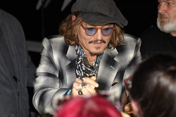 Johnny Depp: Da Star a Controversia e Ritorno sul Palcoscenico