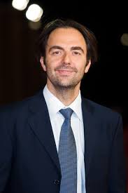 Neri Marcorè: Un’icona del teatro e della televisione italiana