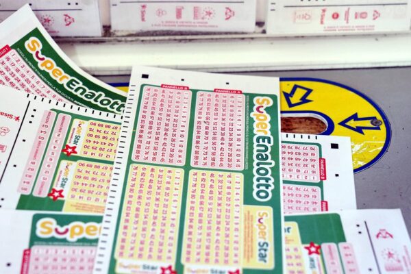 Il SuperEnalotto: Fortuna e Speranza per gli Italiani