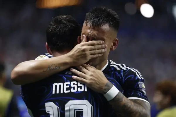 Lautaro Martinez in lacrime dopo il gol che porta l’Argentina in finale mondiale