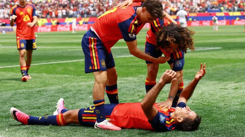 Nella foto Mikel Oyarzabal festeggia la doppietta con Gavi e Cucurella