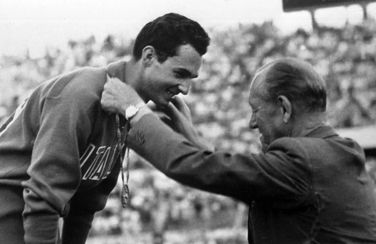 Livio Berruti riceve la medaglia d'oro, conquistata nei 200 metri piani, dal presidente del Comitato Olimpico (CIO) Avery Brundage
